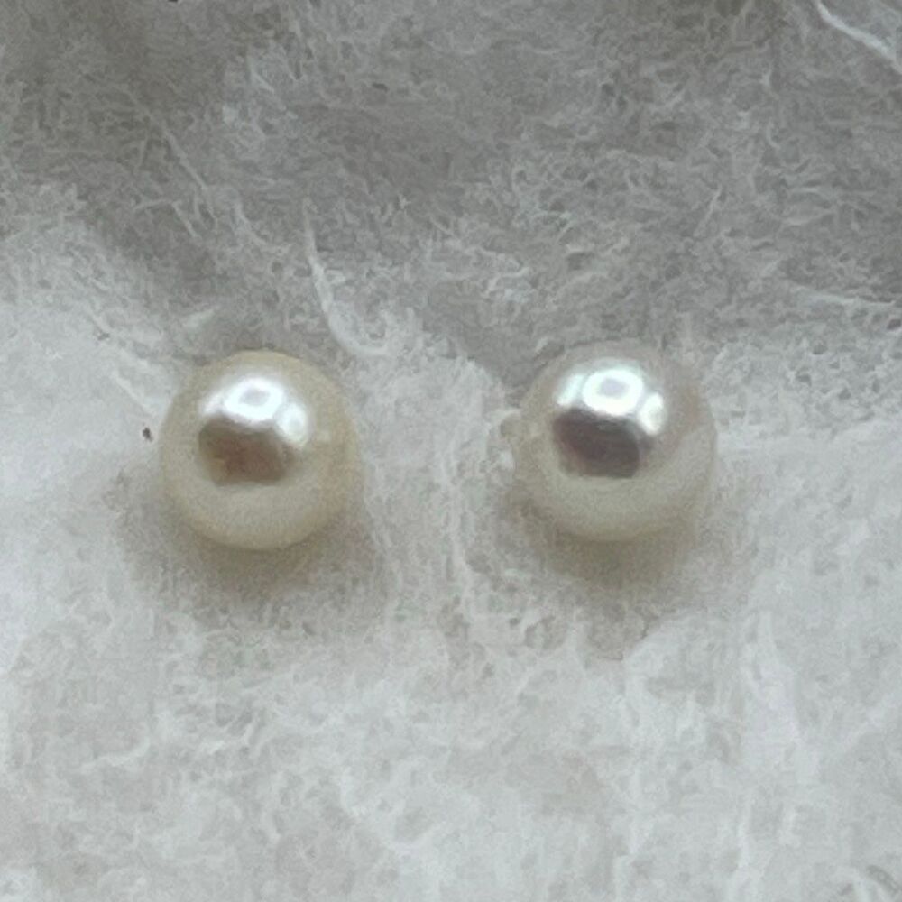 14K creamy pearl stud earrings. Stamped tested